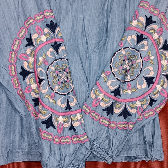 Crown & Ivy Long Embroidered Sleeve Peasant Top - Picture 2 of 2